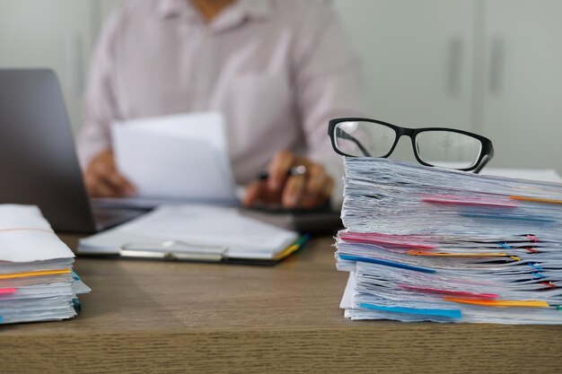 Foto sección media de una mujer de negocios trabajando en la mesa