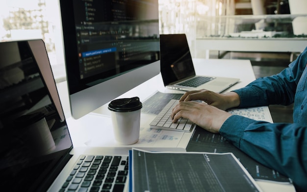 Sección media de una mujer de negocios usando una computadora en el escritorio
