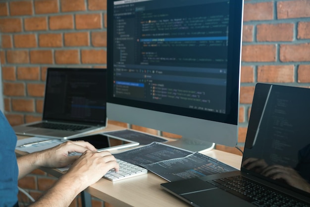 Foto sección media de una mujer de negocios usando una computadora en el escritorio