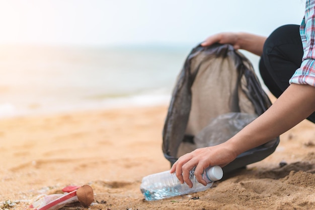 Foto sección media de una mujer en la orilla de la playa