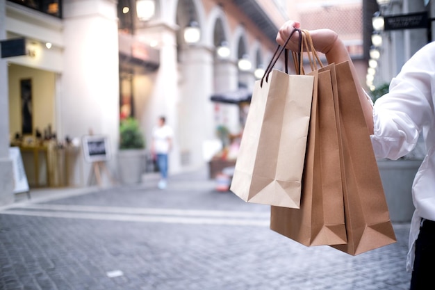 Sección media de una mujer con un papel en la ciudad