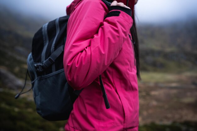 Foto sección media de una mujer de pie con una mochila