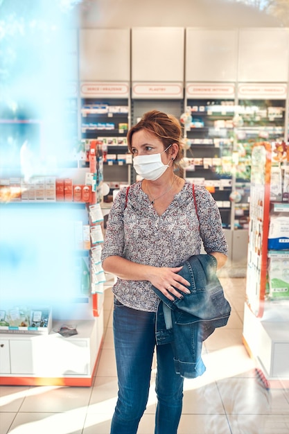 Foto sección media de una mujer de pie en la tienda