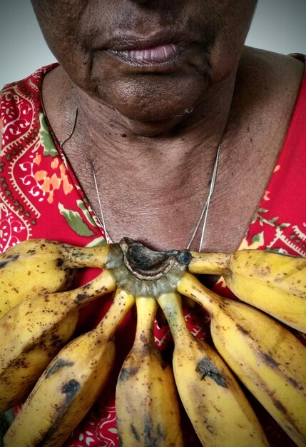 Foto sección media de una mujer con plátanos