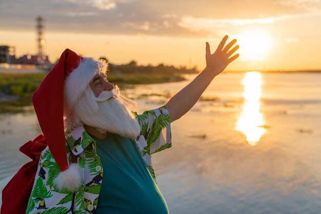 Foto sección media de una mujer en la playa contra el cielo durante la puesta de sol