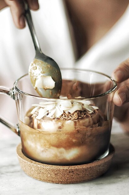 Foto sección media de una mujer con postre