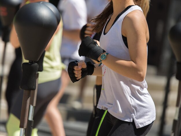 Sección media de una mujer practicando boxeo al aire libre