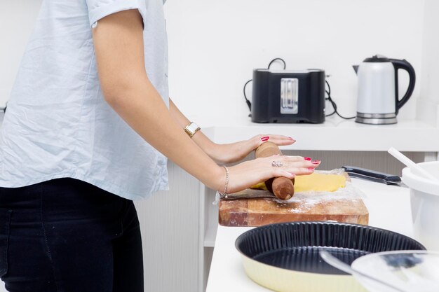 Sección media de una mujer preparando comida en casa