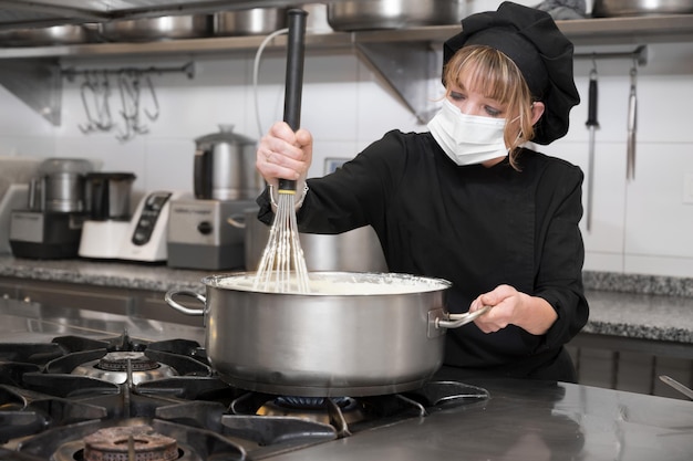 Foto sección media de una mujer preparando comida en la cocina