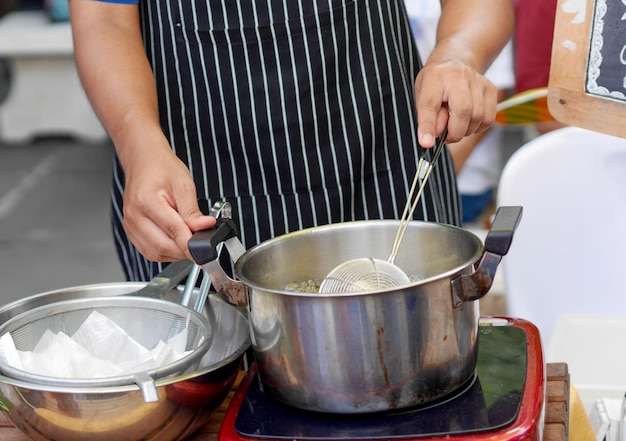 Sección media de una mujer preparando comida en la cocina