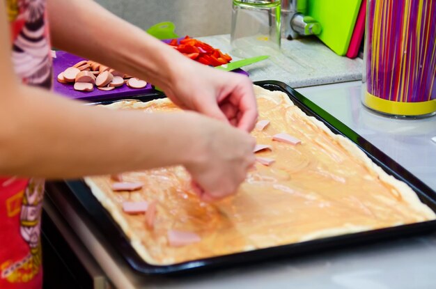 Sección media de una mujer preparando comida en la cocina