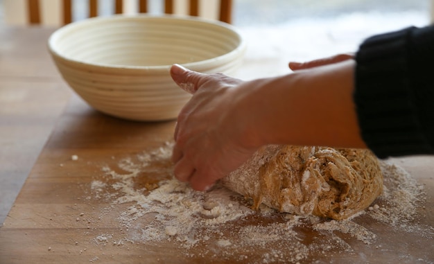 Foto sección media de una mujer preparando comida en la mesa