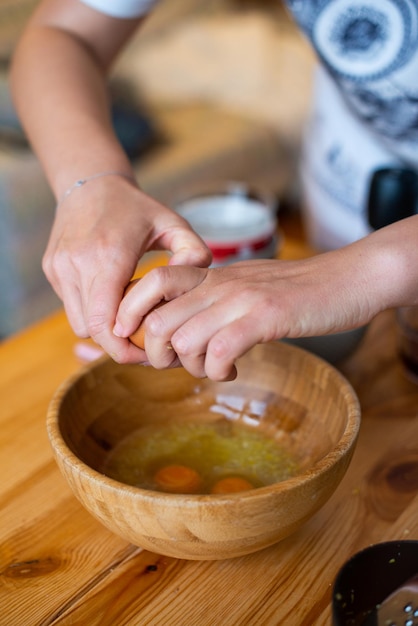 Foto sección media de una mujer preparando comida en la mesa