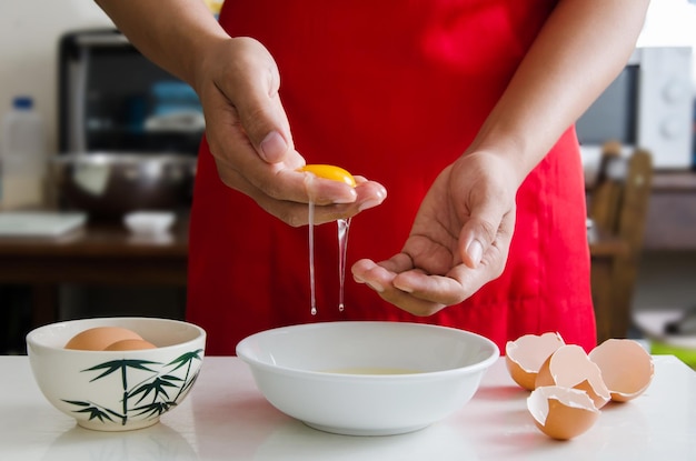 Sección media de una mujer preparando comida en la mesa