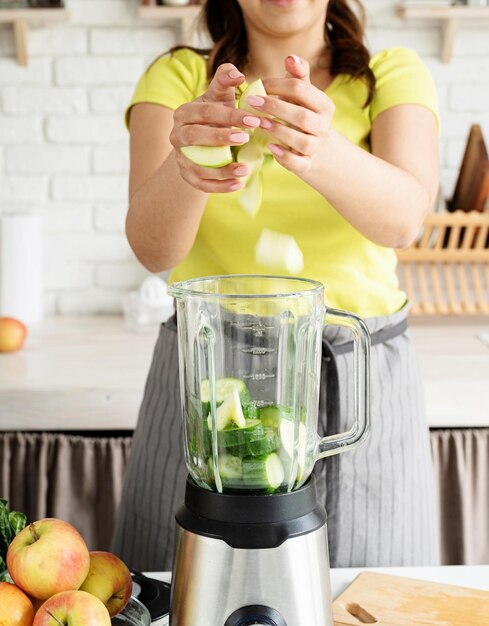 Foto sección media de una mujer preparando comida en la mesa