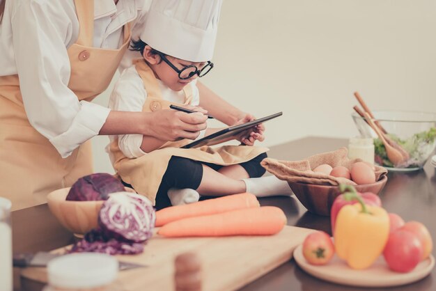 Sección media de una mujer preparando comida en la mesa