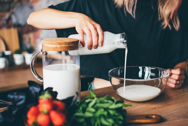 Foto sección media de una mujer preparando comida en la mesa