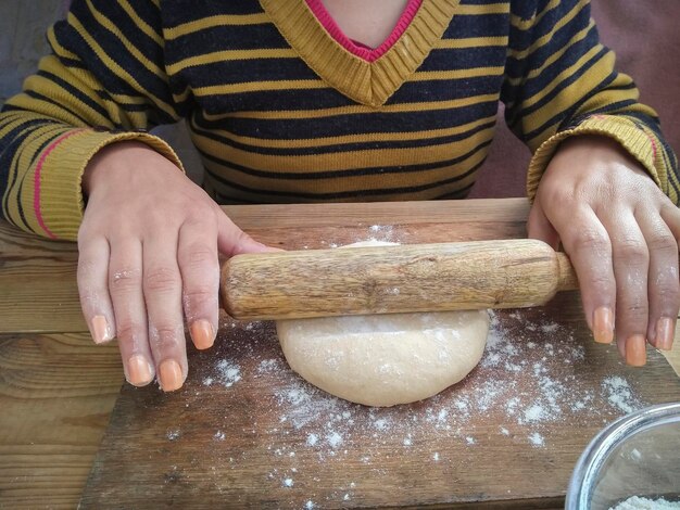 Foto sección media de una mujer preparando comida