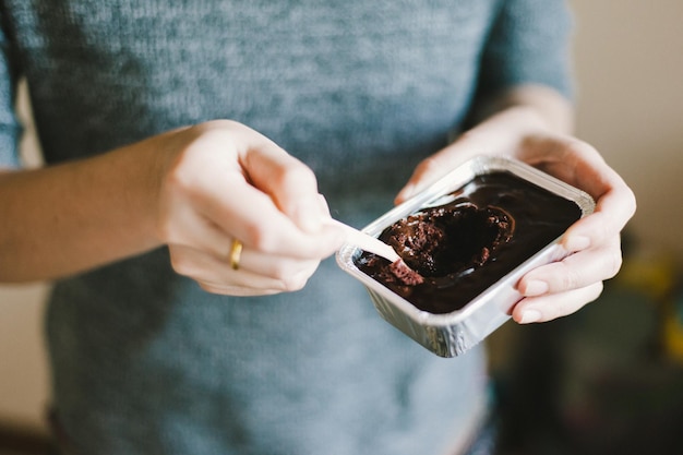 Foto sección media de una mujer preparando comida