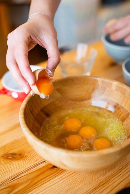 Foto sección media de una mujer preparando comida