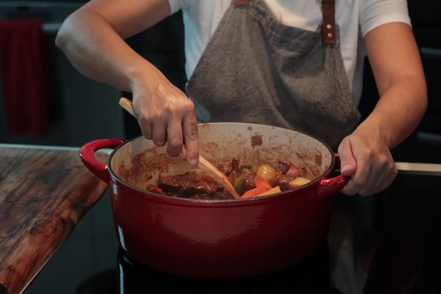 Sección media de una mujer preparando comida