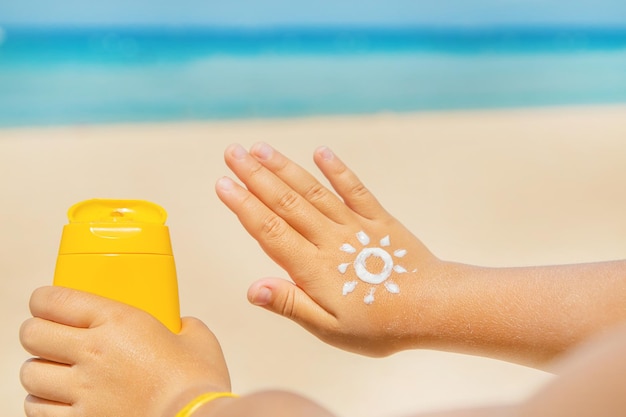 Foto sección media de una mujer que se sostiene de la mano en la playa