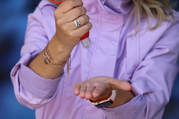 Foto sección media de una mujer que se sostiene de la mano