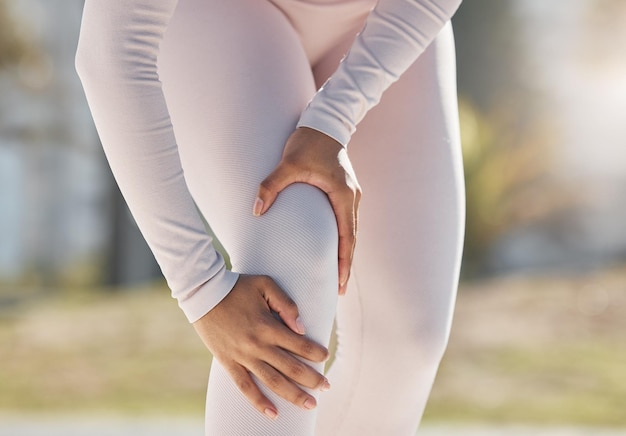 Foto sección media de una mujer que se sostiene de la mano