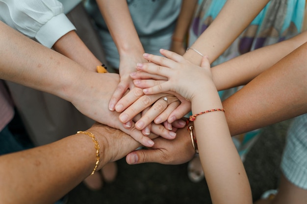 Foto sección media de una mujer que se sostiene de la mano