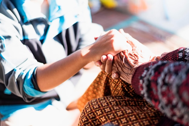 Foto sección media de una mujer que se sostiene de la mano