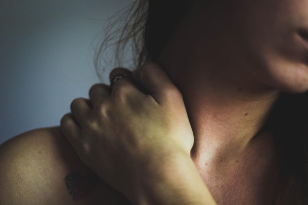 Sección media de una mujer que sufre de dolor de cuello