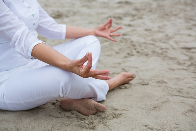 Sección media de mujer realizando yoga