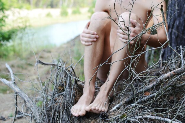 Sección media de una mujer relajándose al aire libre