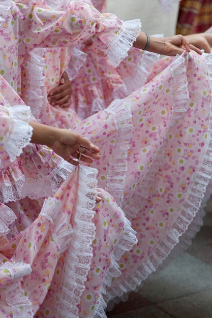 Foto sección media de una mujer con ropa tradicional