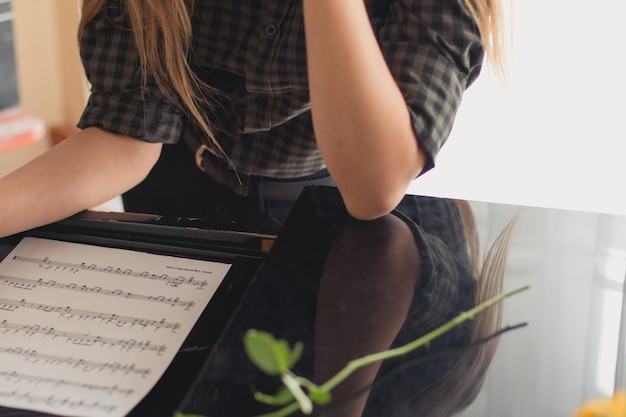 Foto sección media de una mujer sentada con una nota musical