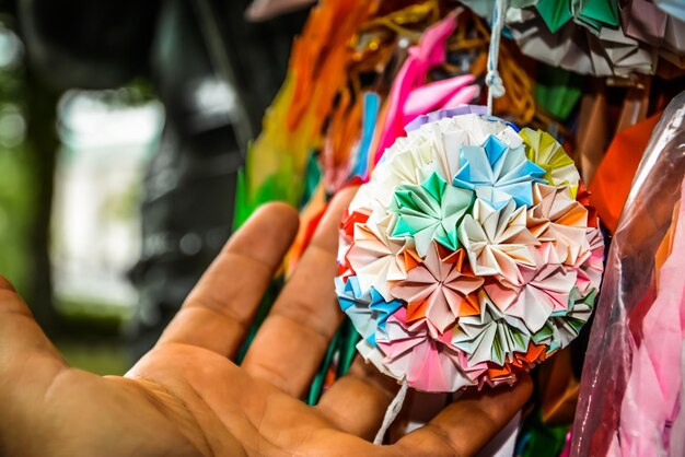 Foto sección media de una mujer sosteniendo al aire libre de varios colores