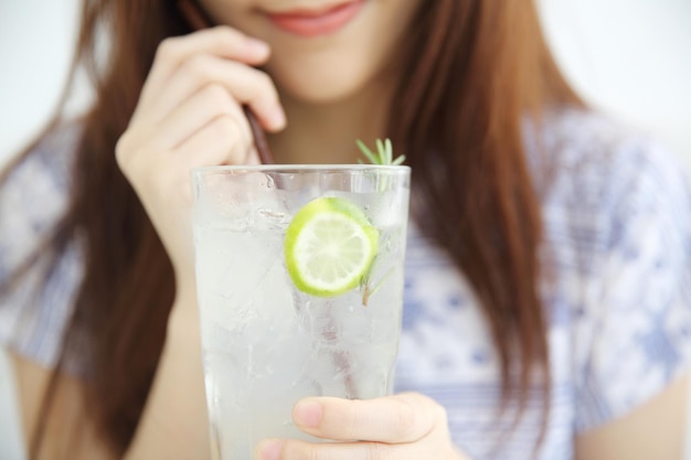 Foto sección media de una mujer sosteniendo una bebida