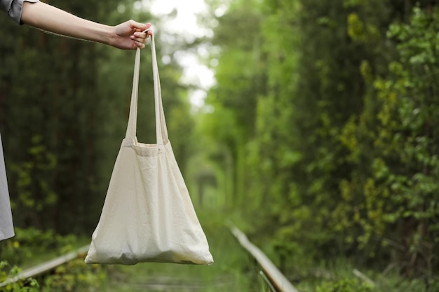 Foto sección media de una mujer sosteniendo una bolsa al aire libre