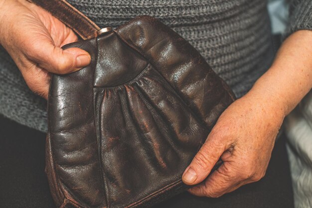 Foto sección media de una mujer sosteniendo un bolso