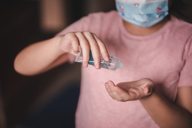 Foto sección media de una mujer sosteniendo una botella