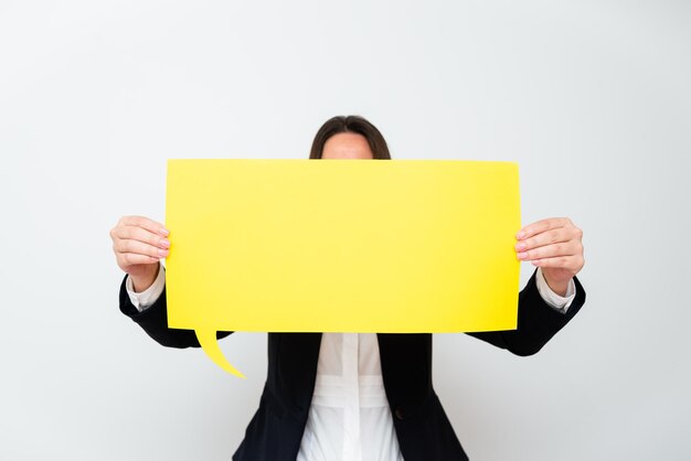 Foto sección media de una mujer sosteniendo una caja contra un fondo blanco