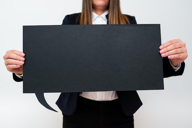 Foto sección media de una mujer sosteniendo una caja contra un fondo blanco