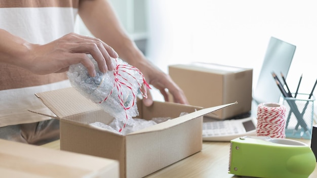 Sección media de una mujer sosteniendo una caja de regalos
