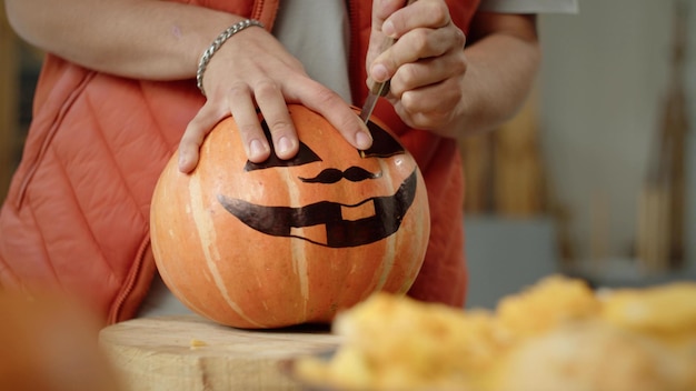 Foto sección media de una mujer sosteniendo una calabaza