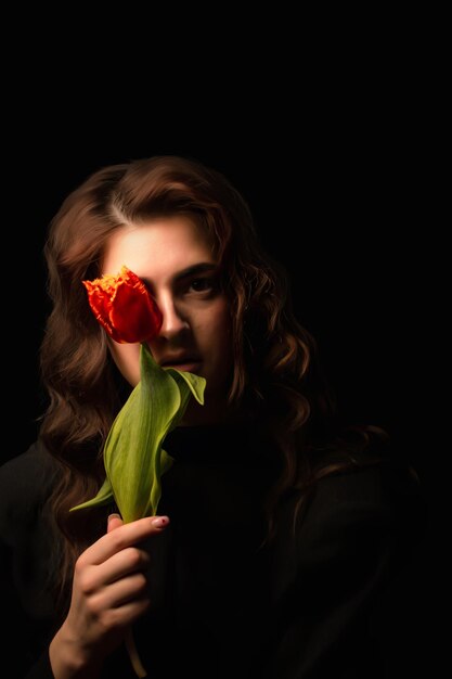 Foto sección media de una mujer sosteniendo una calabaza