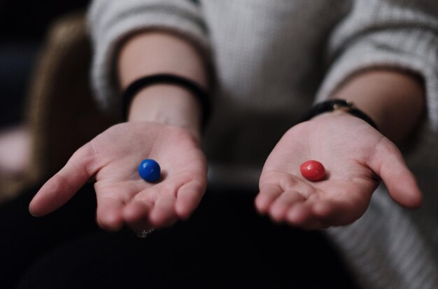 Foto sección media de una mujer sosteniendo chicle con elección