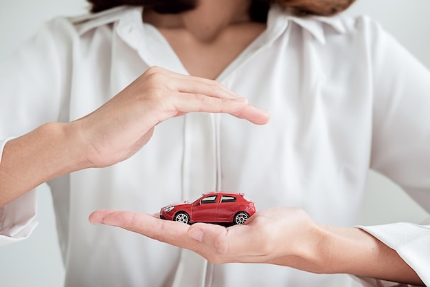 Foto sección media de una mujer sosteniendo un coche de juguete