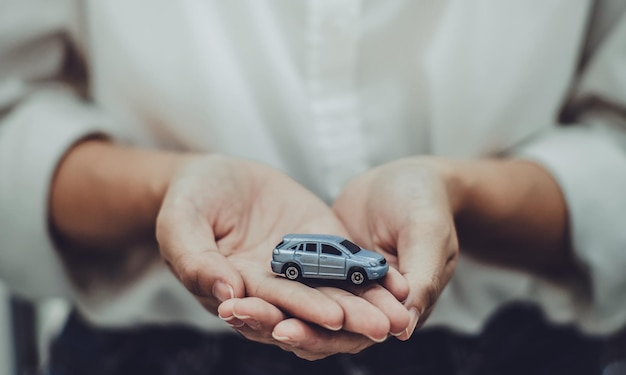 Foto sección media de una mujer sosteniendo un coche de juguete