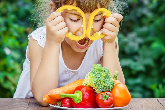 Sección media de una mujer sosteniendo comida