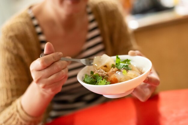 Sección media de una mujer sosteniendo comida